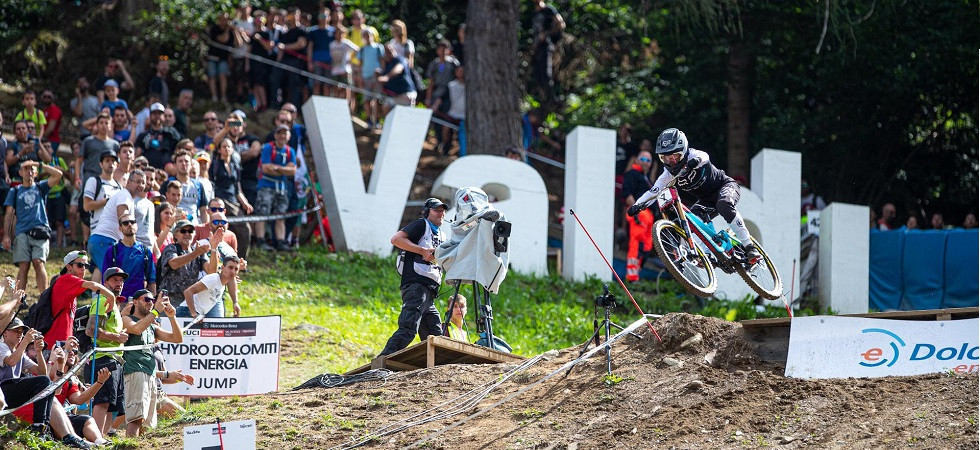 Nel 2021, i campioni del Downhill si contenderanno l'iride sulla mitica Black Snake (Credits: Michele Mondini) Nel 2021, i campioni del Downhill si contenderanno l'iride sulla mitica Black Snake (Credits: Michele Mondini)